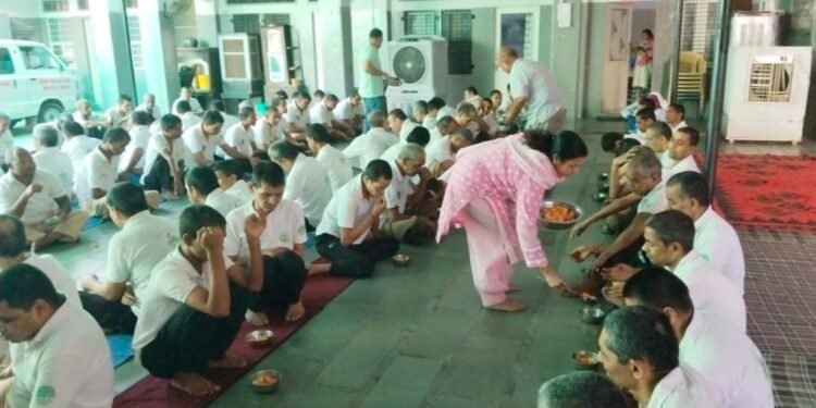 अपना घर आश्रम में अल्पाहार वितरण कर पंजाबी बिरादरी सेवा ट्रस्ट ने दिया सेवाभाव का संदेश